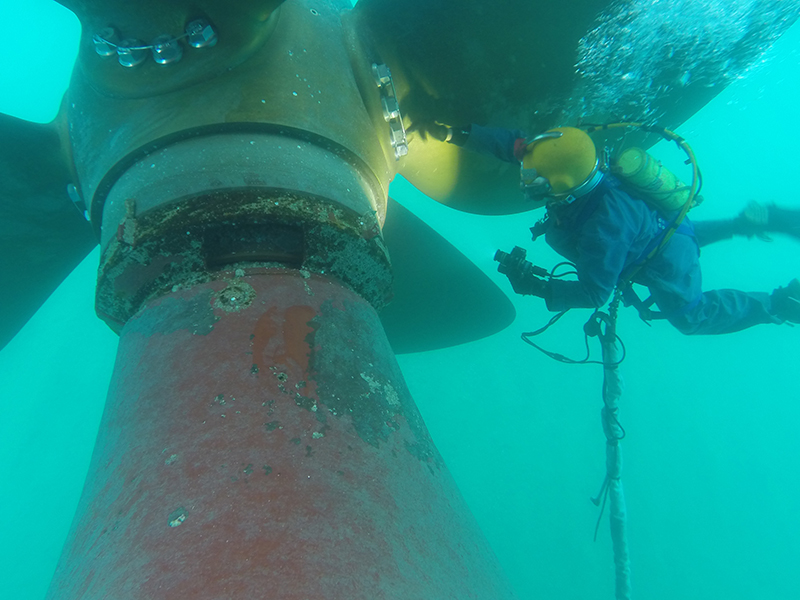 diver inspecting weld underwater
